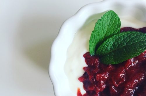 Veganer, zuckerfreier Erdbeer-Rhabarber-Kompott