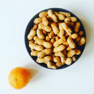 Erdnüsse und Mandarinen